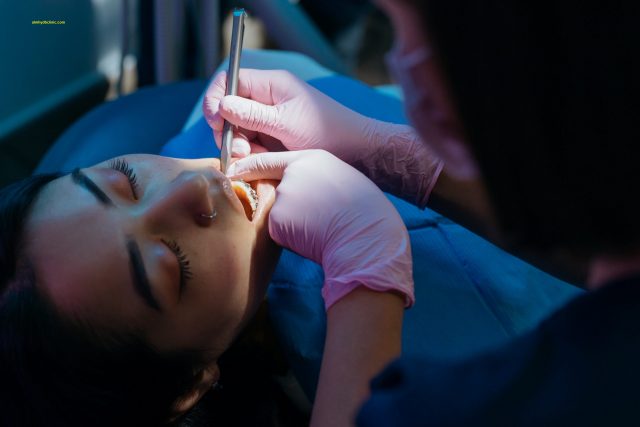 طبيب يجري عملية تركيب اسنان