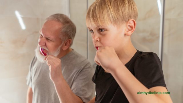 اب و ابنه يغسلون اسنانهم