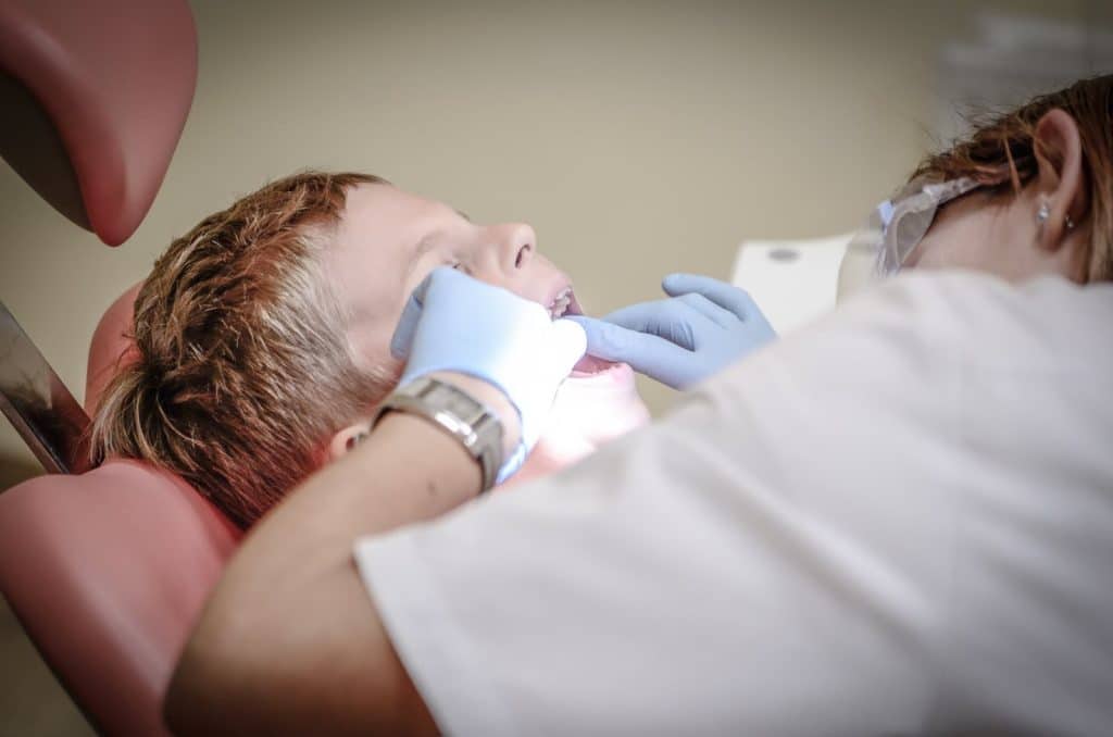 طرق علاج خراج الأسنان للاطفال