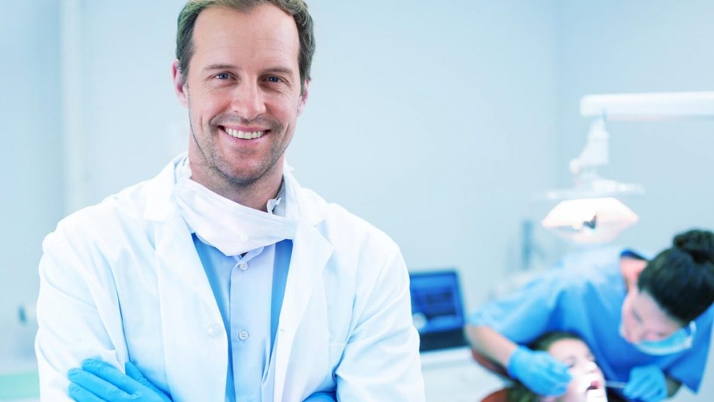العوامل التي يجب مراعاتها عند اختيار افضل دكتور اسنان بالرياض
